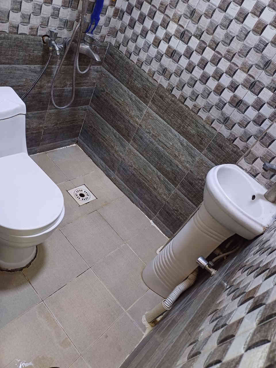 السلام عليكم مشتمل للبيع مساحه 50 متر واقع حال 30  واجه 4الاربع نزال 8 في منطقه اليرموك الاربع شوارع محله ٦١٨ داخل قيصريه 
يحتوي  الطابق الارضي على صاله ومطبخ مفتوح على بعض يمكن قطعه بجدار وخدمات ومنور  
والطابق الاول يحتوي على غرفه نوم قياس 3ونص *5 ومساحه درج وخدماته  
الطابق الثاني يحتوي على غرفه نوم نفس قياسات الاولى  وبيتونه ومساحه صغير سطح 
علمآ المنطقه نظام خصخصه كهرباء وطني 24 ساعه
هذي  بعض الصور عن الدار  للاستفسار الاتصال على الرقم *********** متوفر واتساب
