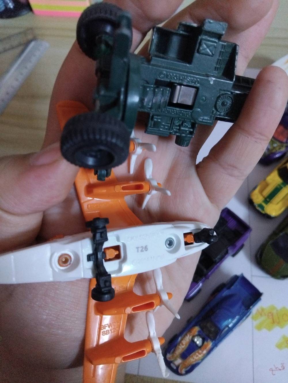 سيارات حديد هوت ويلز و ماجوريت اصليات سعر القطعه 1500 و سعرهن كلهن 18 الف وي التوصيل