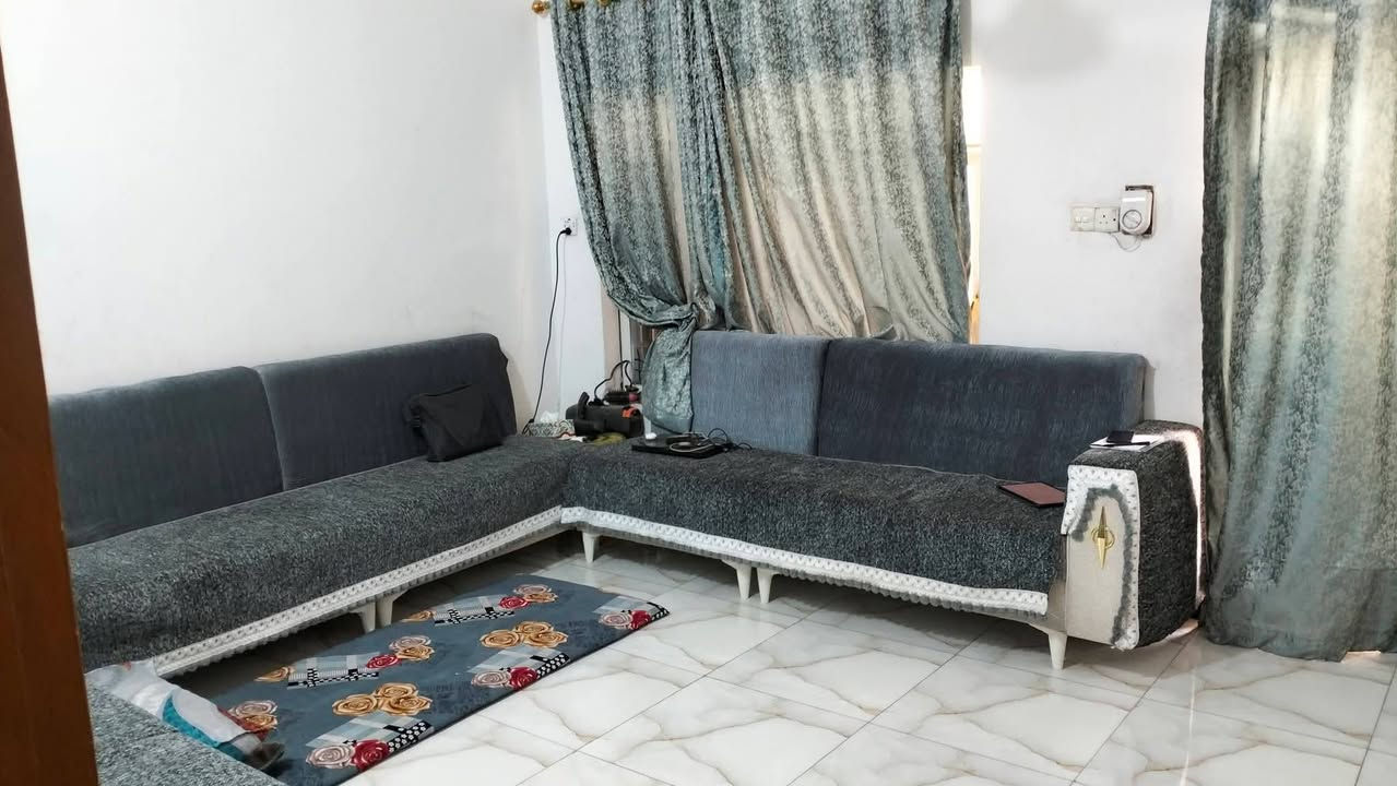 دار للبيع.
نادر منطقة قراغول الزراعي 
شارع زين العابدين ع.
مسافة 300 متر تقريبا عن شارع حلة - ديوانية.

- طابو زراعي سند 25.
مساحة 200 متر
- طابقين.
الارضي يشمل (مطبخ كببيرـ صالة ـ استقبال كبير - غرفة نوم ـ صحيات ـ كراج سيارة وطارمة كبيرة)
الطابق العلوي 3 غرف نوم ومجمع صحيات كامل .
- خدمات كاملة من مجاري وكهرباء وماء اسالة وتبليط .
- للاستفسار:
***********.
***********.
