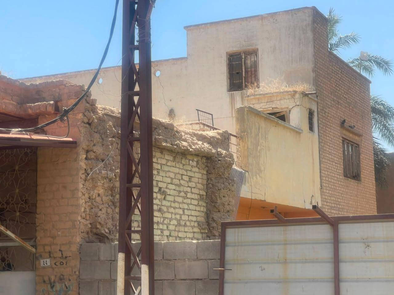 دار سكنية للبيع
فرصة مميزة للاستثمار أو السكن.

📍 مواصفات العقار

* المساحة: 300 متر مربع
* البناء: طابقان
* عمر البناء: من سبعينيات 
* الواجهة: 12 متر
* العمق (النزال): 25 متر
* الدار جاهزة للسكن وبحالة جيدة
* العقار مؤجر حاليًا بإيجار شهري 250 ألف
* يحتوي على 4 محلات تجارية
* أحد المحلات مؤجر حاليًا
* ⁠✅ مناسب للسكن أو للاستثمار 
العنوان الغربيه شارع باب الحاره
📞 للاستفسار والمعاينة يرجى التواصل على:
رقم الهاتف ***********
 سعر (150) مليون وقابل للتفاوض

