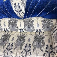 تخم • ميز تلفزيون