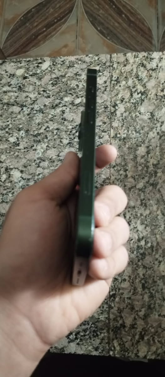 سلام عليكم ايفون 13 عادي  128 جهاز نضيف بطاريه 82 كلشي بي نضيف فقط مبدل شاشه اصليه  التواصل ***********
