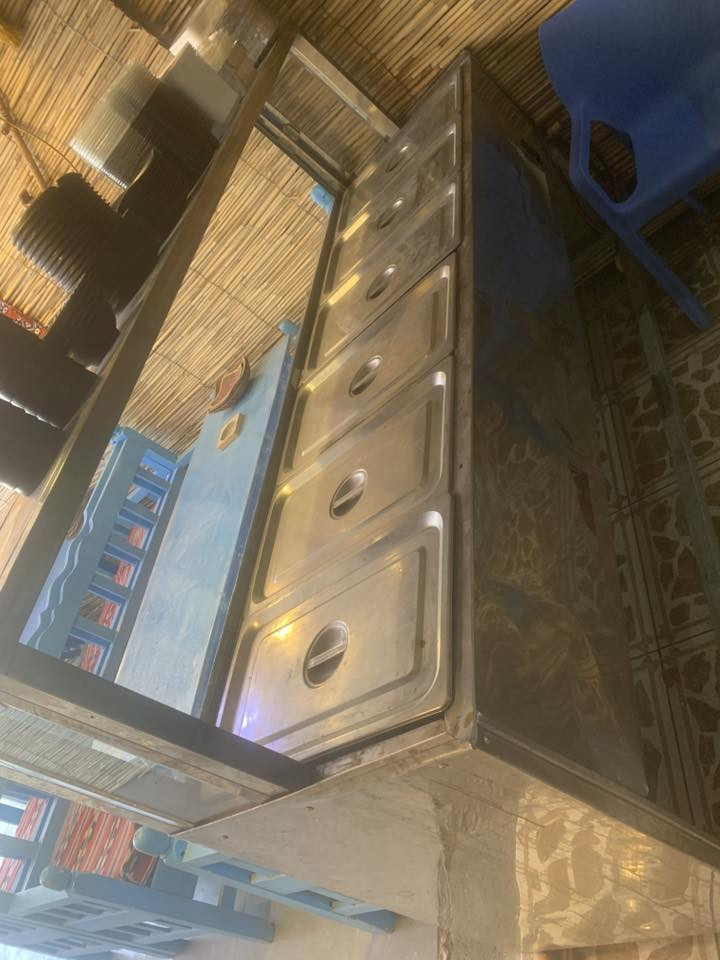 السلام عليكم اغراض مطعم للبيع وتتضمن برادات عدد٢ عارضة مقبلات مجمدة سنك الماني ميز ستيل الماني حماية ٦ بلانك طباخ ٤ عيون مع ادوات مطبخ كاملة فرن ستيل شوي دجاج او معجنات كبير منقلة كبيرة لشوي الدجاج والاجنحة حوض اسماك مع شواية مع طباكات شوي السمج وطباكات شوي الاجنحة ميوزة وكراسي نظيفات جدا للاتصال ***********
