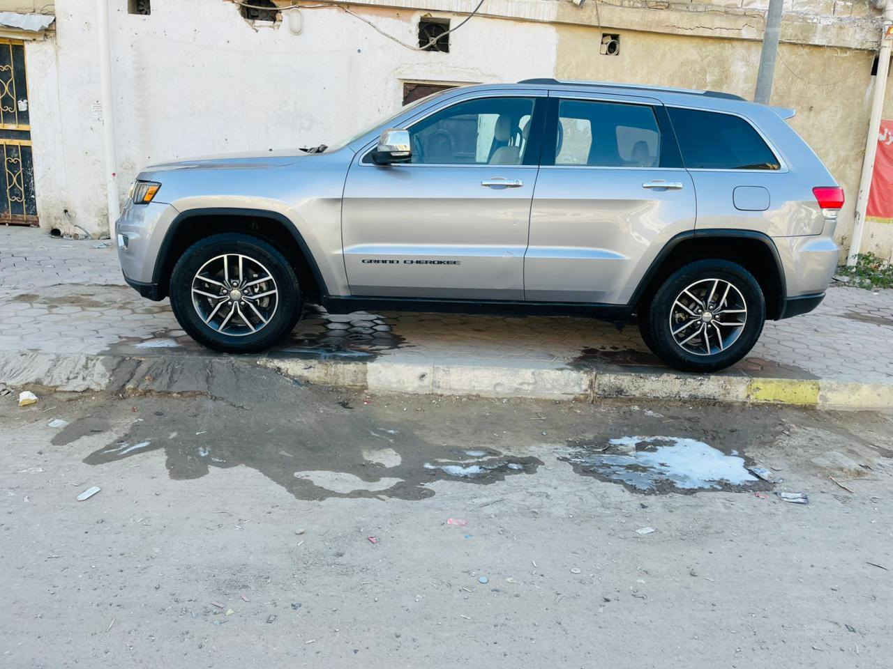 سلام عليكم جيب لاريدو 2018حره
السياره حلو وجديد دواخل عسلي ضربته مرفوقه بلمنشور كير ومكينه وحداديه وتبريد وتخم تاير كله جديد
عليه ادامه كامله ماتخسر عليه ربع
المكان الناصريه 
***********
السعر 223. وبيه مجال
