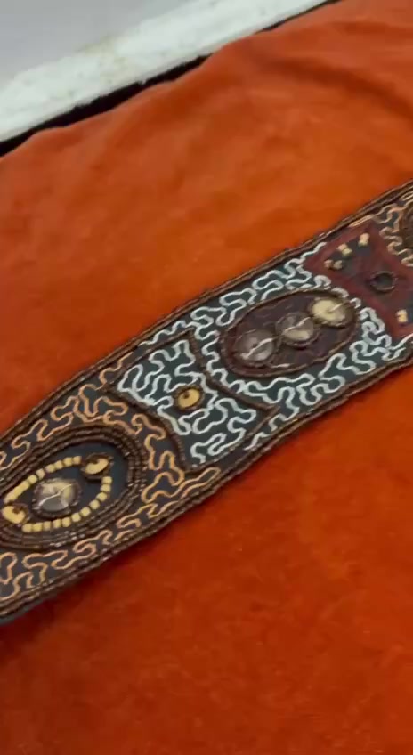 حزام انتيك  فلكلور كلة عمل يدوي تطريز  وحياكة والوردة البنص نحاس 
طولة متر ونص تقريباً عرض 3اصابع. *********** بغداد
