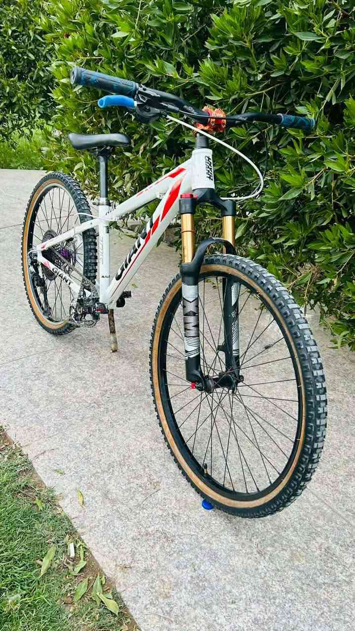 السلام بايسكل جاينت للبيع 
المواصفات

فريم ناصي المنيوم 

صينيه خلفيه 12نمره ماركة Shimano

عگرب 12 نمره ماركة Shimano 

صينيه اماميه Meroca موديل dx 

بريك خلفي دهن ماركةShimano 

بطيخه خلفية ماركهPro Hisense صوت  

تايرات جبليه اصليه

فريم حديث المنيوم موديل xxs 

حجم 27.5

ويالة جاينت اصليه

ستيرن عدل اصلي

ركبة لون برتقالي ماركة luta

بوري سرج حديث ax 

دبل امامي غاز 

للاستفسار الاتصال على الرقم او خاص 

***********
