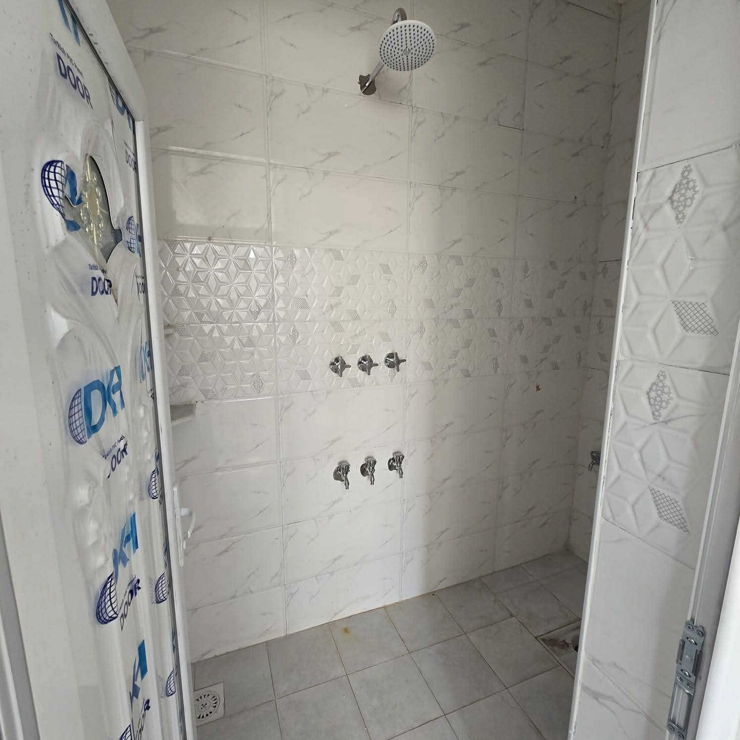 دار ١٠٠م مربع حي نهاوند الثانيه قرب المدارس طابق واحد شغل راقي جاهز للسكن
***********
