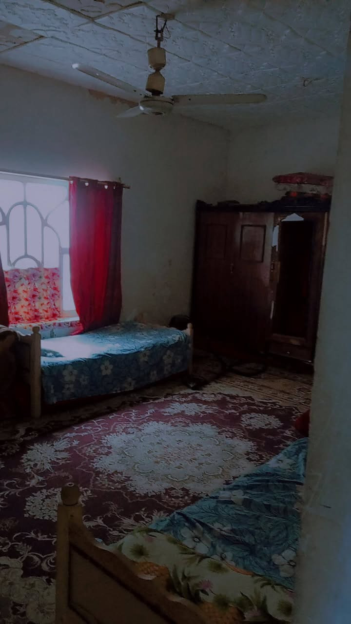 سلام عليكم
بيت للبيع 
/مساحه ٢٢٠م
(طابو زراعي سند ٢٥)
غرفتين نوم وصاله ومطبخ وكلدور 
مشمول بل مجاري ولتبليط كراج يتسع سيارتين مناور وره البيت 
/موقع ازوير الغربي خلف المرور قريب على مشروع المي 
لاستفسار 
***********
