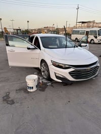 ماليبو موديل 19  مكينة 2000 فئة بريمير لون ابيض الداخل اسود جلد  تدفئة...