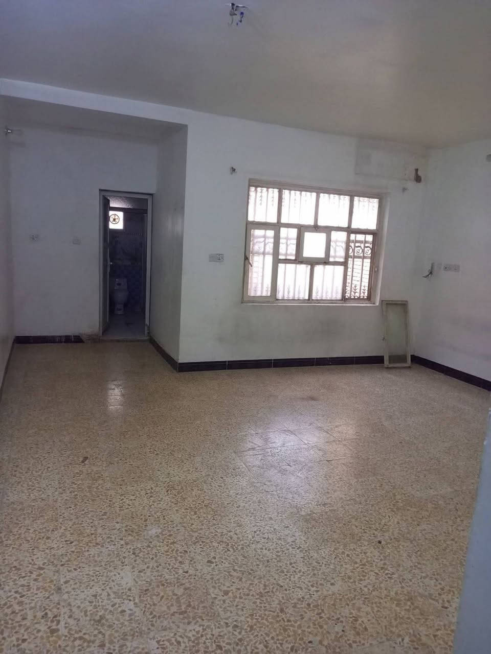للبيع .. أو مراوس .. دار سكن ١٢٥م حي الحضاره  طابقين عكاده  بواجهه ٦م بالقرب من شارع اسواق طيبه التجاري 
٣غرف نوم صاله استقبال صحيات للاستفسار مراجعه مكتب ميثم للاستثمار العقاري / الجزائر شارع المطاعم / مقابل مخبز باب الحاره او الاتصال على الارقام التاليه
***********
***********
