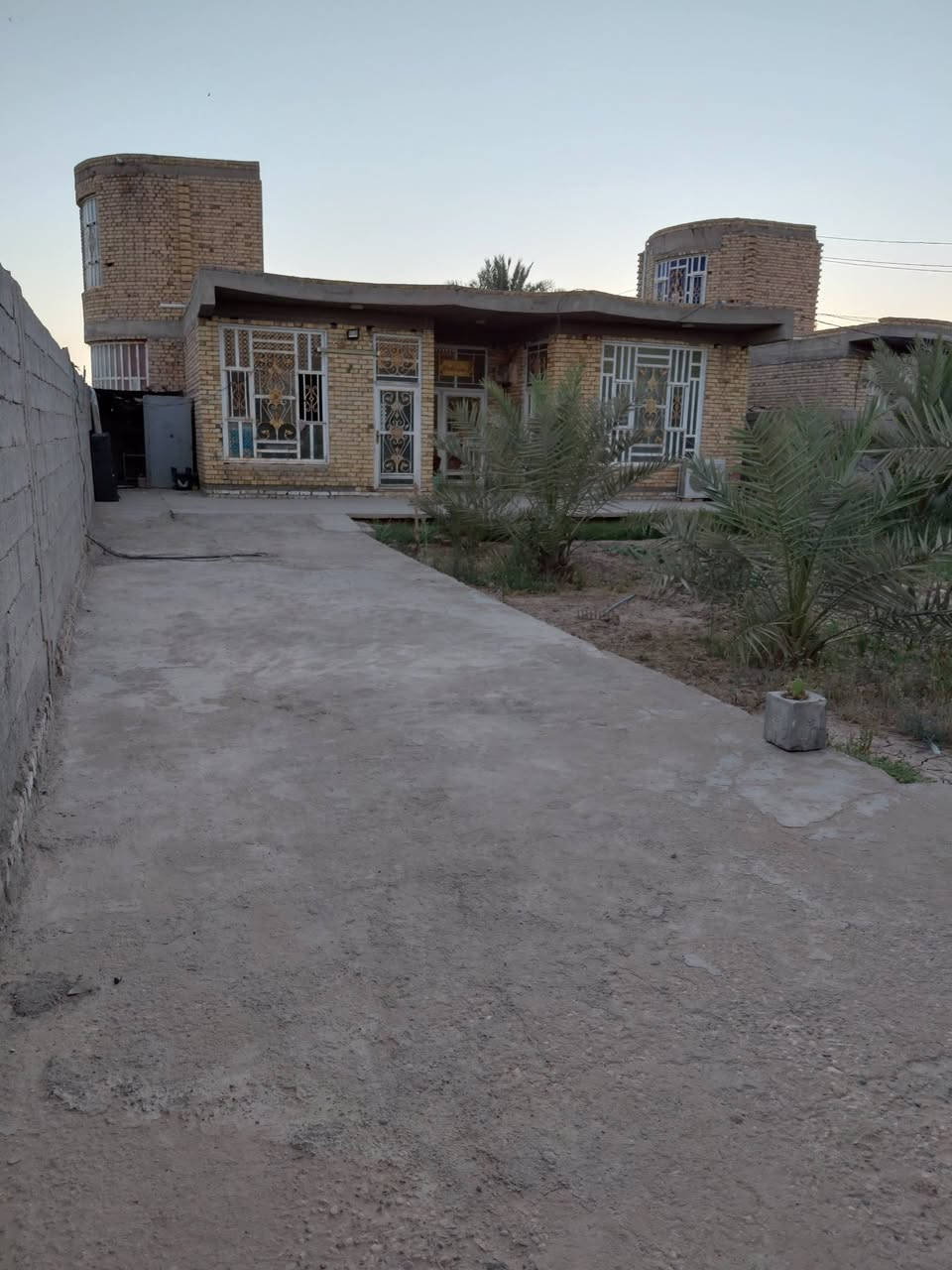 📌بيت زراعي للبيع المساحة ٦٠٠متر مربع.
📌الموقع : في منطقة السابله خلف محطة ماء الغراف يبعد عن الشارع العام ١٠٠ متر .

📌يتكون البيت  من غرفتين وصالة ومطبخ واستقبال ومحل خارجي ومغاسل داخلية وخارجية .
📌السعر ١٣٠  مليون .
📌 الرقم للتواصل : 
اسيا :
 ***********
أثير: 
 ***********
