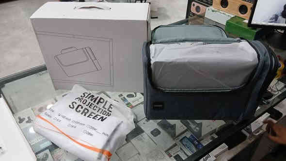 العرض VAABZZ Total Cinema Solution هو حل مسرح منزلي شامل يتضمن جهاز عرض FHD وشاشة عرض سريعة التمدد مقاس 100 بوصة وحقيبة حمل. تم تصميمه ليكون سهل الحمل ومناسبًا للاستخدام في أي بيئة. 
الميزات والمواصفات الرئيسية
الدقة الأصلية: 1920 × 1080 بكسل (Full HD).
السطوع: حوالي 600 لومن ANSI (أو ما يصل إلى 9600 لومن تسويقي).
نسبة التباين: تصل إلى 15000:1.
الاتصال: يدعم تقنية Wi-Fi و Bluetooth 5.1.
حجم الصورة: يمكن أن يصل حجم العرض إلى 300 بوصة كحد أقصى، مع حجم مثالي يبلغ 100 بوصة المرفقة.
الصوت: يحتوي على مكبر صوت مدمج بقوة 10 واط.
التوافق: متوافق مع مجموعة واسعة من الأجهزة بما في ذلك الهواتف الذكية وأجهزة الكمبيوتر المحمولة وأجهزة الألعاب مثل PS5 عبر منافذ HDMI و USB و VGA.
جدید سعر 125 الف توصیل مجانی
للحجز عبر الواتساب ***********
