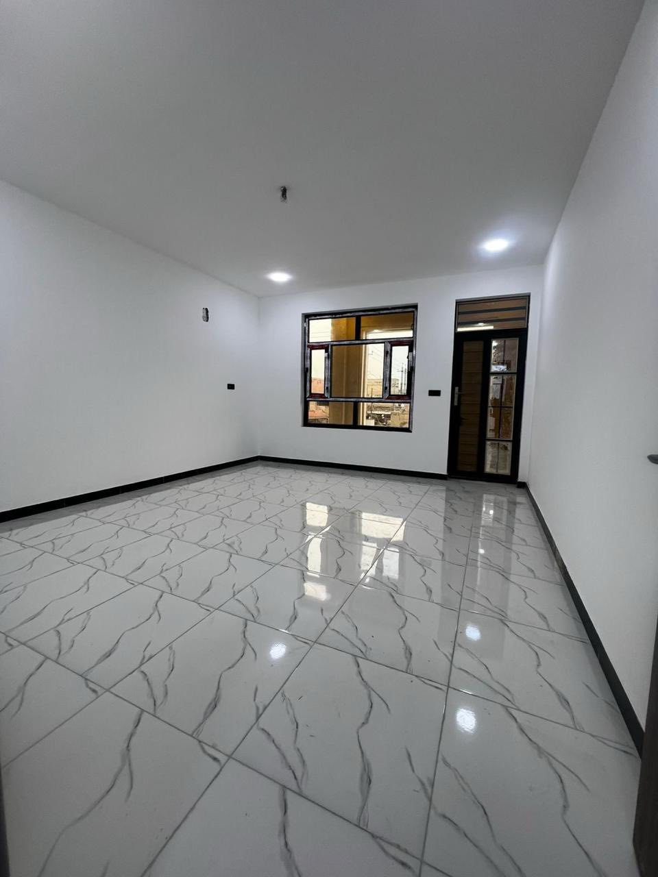 #مكتب_ابوسيف_للعقار_بيع_شراء_ايجار_تعقيب_هدم_تقييم
               السلام عليكم 
يستمر مكتبنا بتوفير العروض الى زبائننا الكرام 

يعلن مكتبنا عن توفر مشتمل حديث (تسليم مفتاح 🔐 ) مدخلين للبيع

المساحة  (١٠٠) متر 
الواجهة (٥) متر 
النزال (٢٠) متر 
يحتوي على ؛
الطابق الاول
كراج صغير واستقبال وحولي مطبخ وخدمات (خارجيه وداخليه) وغرفة نوم 
الطابق الثاني
غرفتين نوم وخدمات وبيتونة وسطحين

السعر (٢٧٧) مليون وبي مجال 

العنوان /الشعب @@@شارع عدن@@ خلف جامع الجهاد شارع 20 متر ورصيف 10 متر@@@

للاستفسار زيارة مكتبنا الكائن في ألشعب شارع الاسواق المركزية مقابل جامعة الامام الكاظم  
او الاتصال على الأرقام التالية؛
*********** 
***********
او التواصل عبر البرامج التالية؛
ماسنجر واتساب
