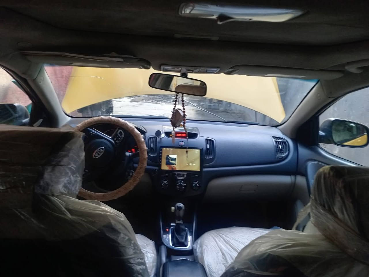 السلام عليكم كيا فورتي 2011 سنوية 2026 رقم مميز 400 واسط هيئة غرامة مصفرة
تحويل ثاني يوم تفاصيل
١) كير ومكينة جدد
٢) صدر ومشط ستيرن جدد
٣) عبوة جديدة
٤) تخم تاير خط ابيض
٥) دوشمة جديدة
٦) مازدات جدد
٧) فتحة إشارة بل مري
٨) شاشة
٩)تحكمات استيرن
١٠)تبريد شغال
١١) راديتر جديد 
السيارة صبغتها تعبانة وصدر خلفي فقط السعر ٧٤ بيها مجال بسيط لتواصل ***********
