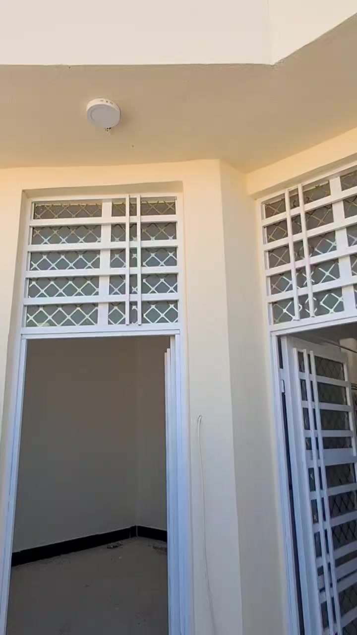 سلام عليكم دار للبيع طابو زراعي سند 25 
موقع الدار حله بكرلي قرب الملعب 
السعر 67  
للستفسار ***********
