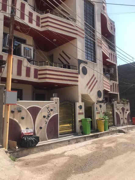 📍الدورة شارع النسائم مقابيل شارع ابو طيارة
المساحة ٢٠٠ 
طابو زراعي سند ٢٥ ملك صرف تحتوي على ٦ شقق واردها الشهري مليونين 500 الف قريبة على الشارع العام خدمات كامله

سعرها 550 مليون
الاستفسارات : ***********
