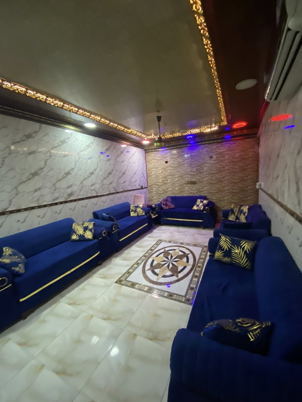 ألسلام عليكم ورحمه الله وبركاته بيت طابو صرف مكان مميز شارع البطاوي القديم قرب معهد ستاذ خالد الجديد قريب ع الامام ماء وكهرباء جاهز مابي اي نقوصات جيب غراضك واكعد متكون من غرفه نوم وصاله واستقبال ومطبخ صحيات خارجه وطابق ثانيه غرفه وصاله درج خارجي للاستفسار ***********
