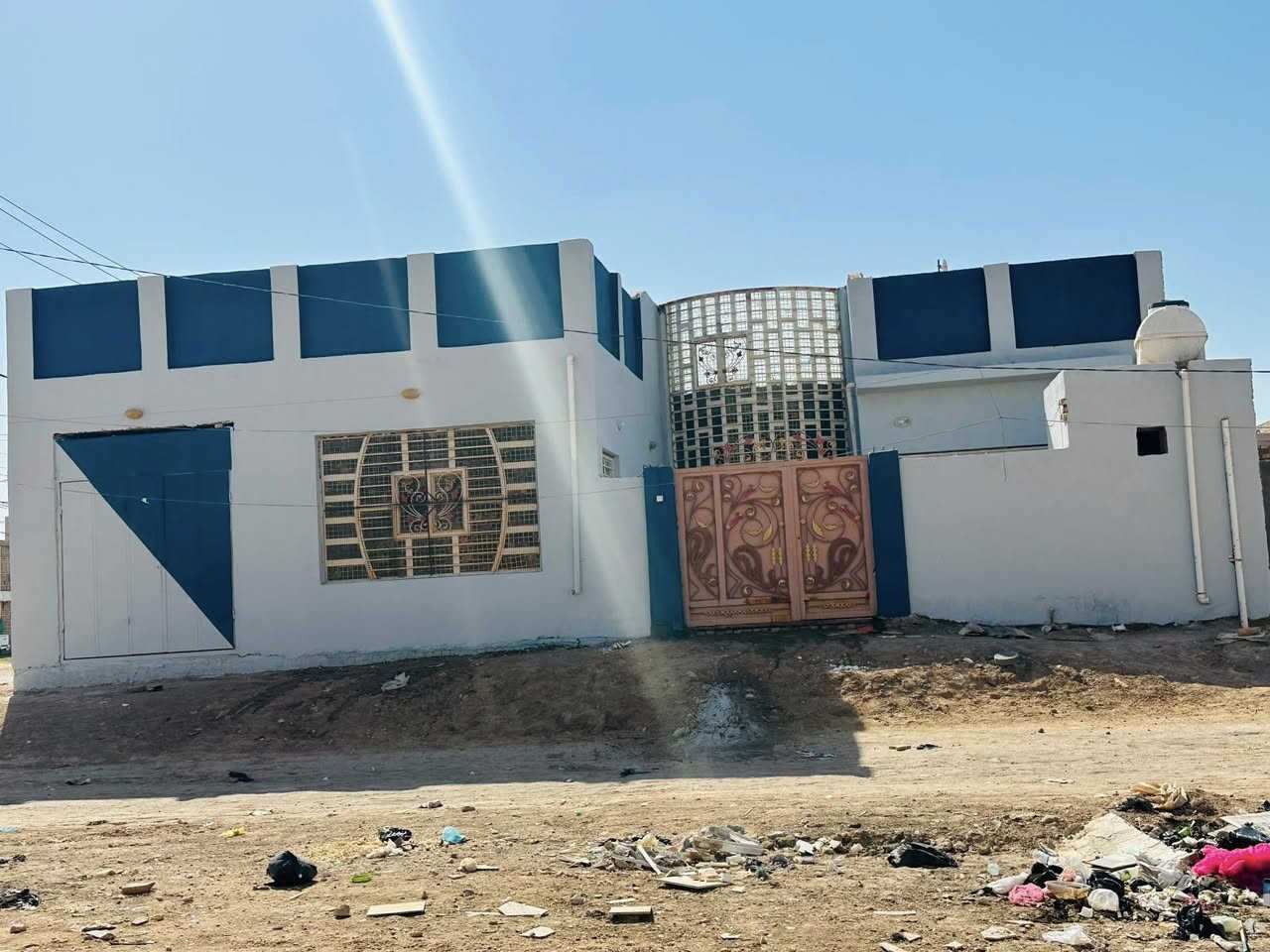 السلام عليكم بيت للبيع ركـن مساحه 250 متر يحتوي البيت على استقبال و غرفتين نوم وصحيات خارج وادخل و محلات عدد ٣.   مكان البيت صوب الخسف شارع ٣٠   الاستفسار ***********
