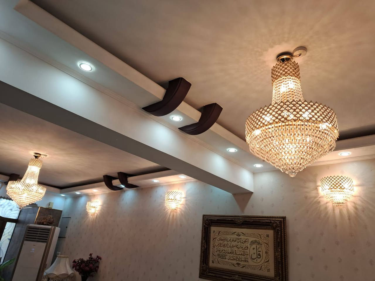 السلام عليكم ثريات للبيع 2 كبار3براكيت جانبي السعر 250 اوبيهن مجال العنوان بغداد الحارثيه هتف ***********

