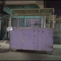 ميز للبيع حديد ثخين وقوي خوش ميز  سعره 250  للاتصال  07869711294