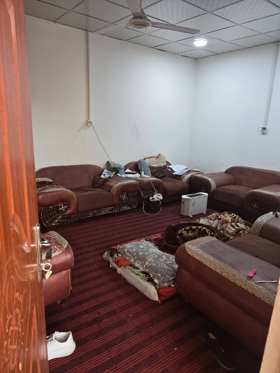 السلام عليكم 
بيت تجاوز للبيع تابع لبلديه رقم ومعامله بسمي الموقع التنومه شارع النفوس على شارع 
البيت يتكون من غرفتين كبار + هول + ديوانيه + مشتملات + كراج  مساحت البيت 200م السعر 30 وبي مجال مع البيت مقطوه ماء الحجم 2 طن مع سبالت العدد 2 واحد طنين جديد وثاني طن ونص هم جديد كامل البيت الستفسار تصال على الرقم ***********
