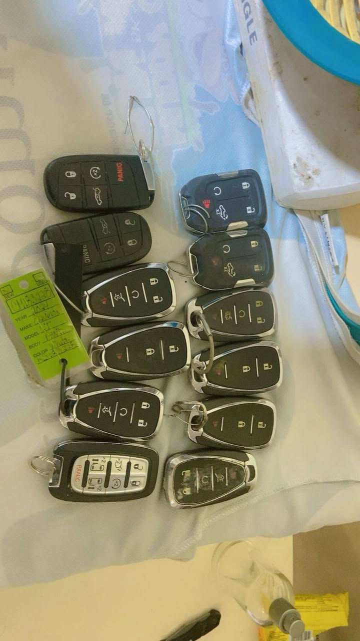 بصمات لكوري ب 260 ألف صليات وشغالات وبصمات الأمريكي  مال اوبامات
عدد 2 وجارجر وحده ب 100الف (3) ومال تاهوات عدد (2) ب100الف ومال شوفل عدد (8) سعرهن ب 280 ألف وشراي يجي خاص وبيهن مجال ***********ملاحظه تشغيل عن بعد
