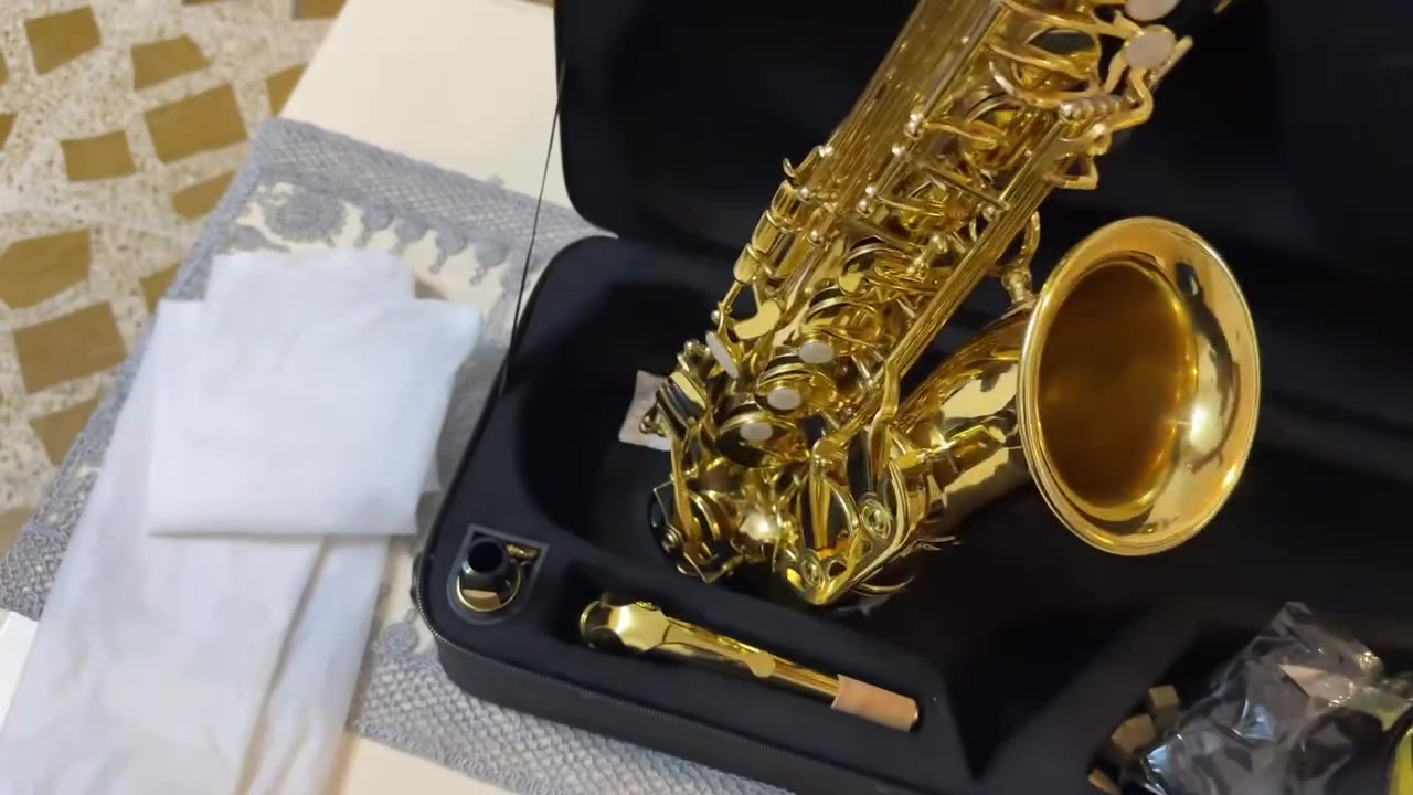 السلام عليكم ورحمة الله وبركاته .. اخواني الأعزاء
🔥 للبيع آلة ساكسفون ألتو (Eb Alto Saxophone) موديل AS200 الشهير والممتاز للمبتدئين والمستويات المتوسطة. الآلة جديدة تماماً وغير مستعملة نهائياً وبحالة الوكالة (زيرو)، بكامل لمعانها وبدون أي خدوش او عيوب كلشي موضح بالفيديو و الصور و تاخذها شرط الفحص .
المميزات والملحقات المتضمنة:
1-حقيبة حمل صلبة ومبطنة (Hard Case) لحماية الآلة أثناء التنقل.
2-الرقبة الأصلية (Neck) .
3-المبسم (Mouthpiece) كامل مع الغطاء والمربط.
4-حزام الرقبة (Strap) وقماش التنظيف والقفازات.
🔥 الآلة جاهزة تماماً للعزف الفوري تصلح للمبتدئين والمحترفين ولا تحتاج لأي صيانة أو إضافات 

سعر الآلة على موقع أمازون هو 1,269 درهم اماراتي يعني ( $345 دولار) بدون تكاليف الشحن والمعروض هنا فرصة ممتازة بسعر أقل اعلى سعر ابيع وإذا ما وصل سعره انطيك سعرها عالخاص .
📍الموقع: [ الموصل / الجانب الايمن / حي مشيرفة قرب مولدة الخوصر ]

اخواني الأعزاء كلشي موضح بالصور و بالفيديو بالتفصيل و اعلى سعر ابيع عجبتك تشتريها بيع فقط داخل الموصل توصيل ما عندي تجي تجربها عندي الله محييك و بالعافية عليك🌹 للتواصل ماسنجر. 
تحياتي و بالتوفيق للجميع ❤️🌹


**إذا كنت صاحب هذا الإعلان وتريد حذفه لأي سبب، رجاءا أرسل رسالة إلى الدعم الفني**