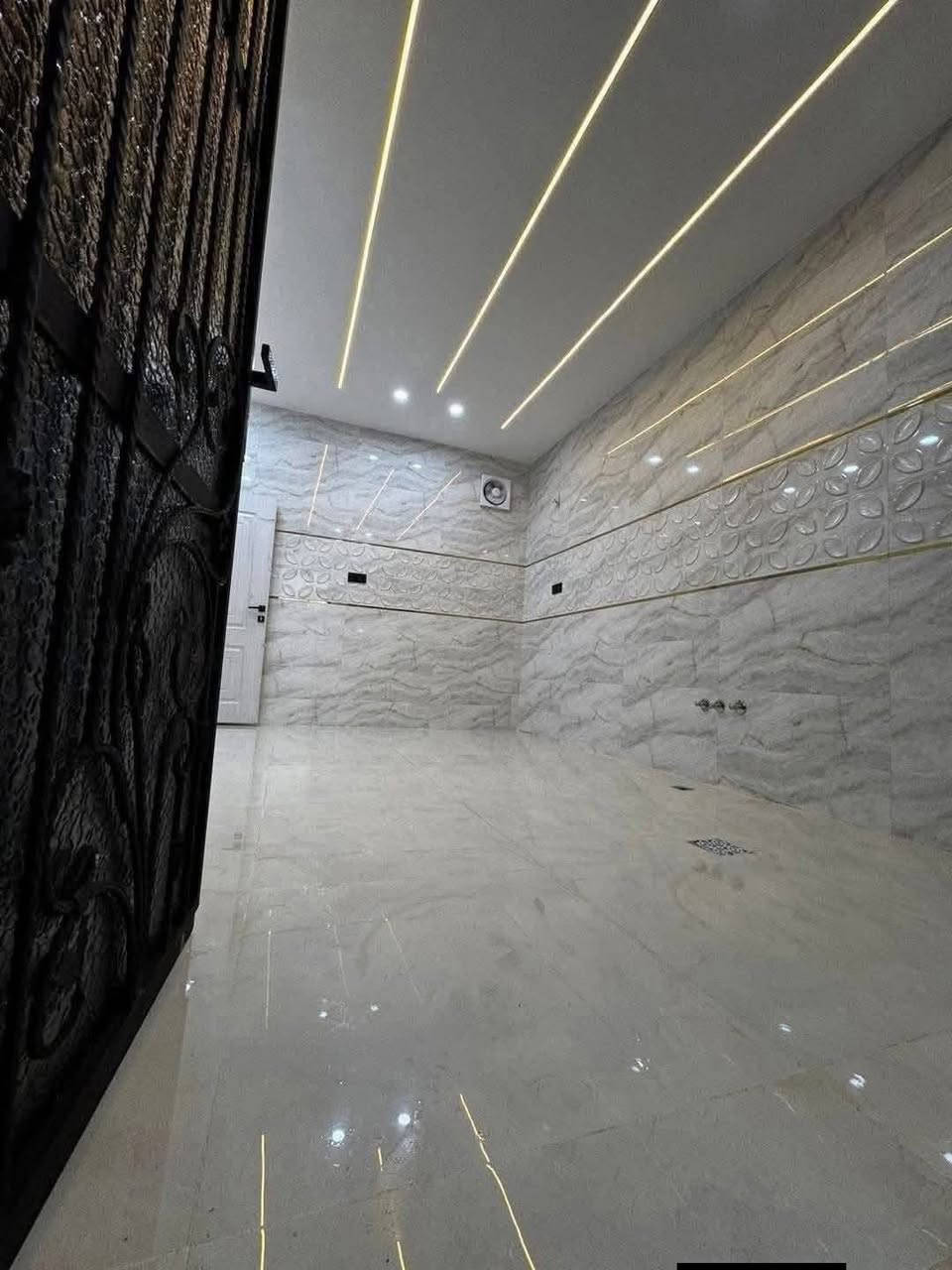 السلام عليكم ورحمة الله وبركاته #مكتب_الغوالي

بيت للبيع في حي البكر قرب جامع الشهيد مجول 

🔹 المساحة : 160م ، الواجهة : 10م طابقين 6 غرف نوم

🔹 بناء حديث زيرو بناء هندسي على الطراز الملكي 

🔹 اساس البيت ومراحل البناء مصور لدينا بالكامل 🎥

🔹 سند طابو ملك صرف شرط تحويل وقرار التمليك

ط1 : كراج ، استقبال ، هول ، مطبخ ، غرفتين ، صحيات

ط2 : اربع غرف نوم ، هول ، صحيات ، سطح ناصي و عالي

مجهز بالكامل بكافة الانظمة الحديثة -

دكتات - سبالت - غسالات - انترنيت - دشات - كاميرات

للاستفسار اكثر مراجعة #مكتب_الغوالي الكائن في حي السماح الاركان قرب مدرسة السماح الابتدائية وقرب مول القمه على شارع 20 او الاتصال على الارقام التالية -

***********

***********
