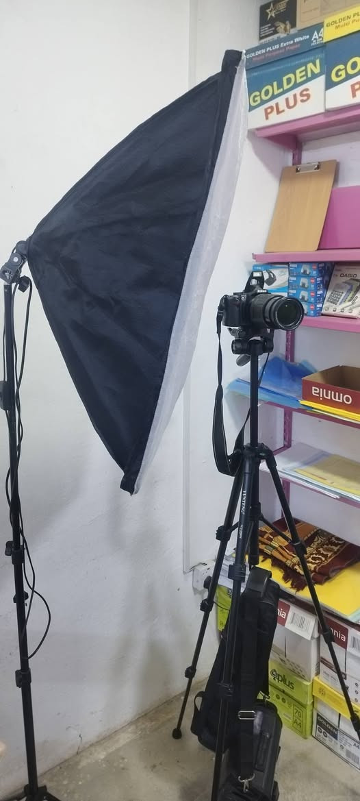 للبيع كاميرا مع معدات تصوير وبسعر مناسب

🟩نوع الكاميرا: Nikon D3000، المعروفة والغنية عن التعريف كاميرا DSLR معروفة بأدائها الموثوق وجودة ألوانها الرائعة، وسهلة الاستخدام 
⬅️العدسة: عدسة زووم شاملة (AF-S DX NIKKOR 18-140mm f/3.5-5.6G ED VR)، عدسة متعددة الاستخدامات تغنيك عن تغيير العدسات، مزودة بنظام مانع للاهتزاز (VR) لصور ثابتة وواضحة.

🟩حقيبة كاميرا مبطنة لحماية المعدات وتسهيل التنقل بها

🟩طقم إضاءة (سوفت بوكس): لإضاءة احترافية وناعمة، مثالية للتصوير ، تصوير المنتجات، أو جلسات التصوير الشخصية.

🟩حامل ثلاثي (ترابود): حامل قوي من ماركة Yunteng الاصلية يضمن لك ثباتاً تاماً أثناء التصوير وبزاوية تصوير 360 قابل للطي لسهولة الحمل مع الحقيبة الاصلية 

🟩بالإضافة الى البطارية والشاحن الاصلي 

 السعر 300 الف فقط 
ادناه صور الكاميرا والمعدات 
او مراجعة مكتبة الأجيال 

للاستفسار الاتصال على الرقم التالي 
*********** واتساب او اتصال مباشر
