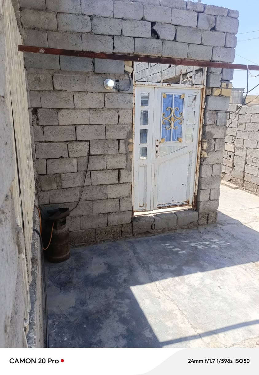 ألسلام عليكم بيع مستعجل بسبب الوعود الكاذبه رجائآ موشراي ليراسل دار الموقع حي جواد المياه 190 متر جنس الأرض صلاح زراعي تابع الى بلدية جبله معامله تطويب كامله يبعد عن تبليط 80 متر غرفتين 5في 4 جاهزات أرضيه بورسلين جدار جص وبورك كهربائيات هول علا طول غرفتين  أرضيه صبه حمام داخلي كهرباء مطبخ 4في 3 ارضيه صبه كهرباء ستقبال 6 في 4 ارضيه صبه كهرباء صحيات خارجيه كامله شراي يراسلني خاص او تصال ***********
