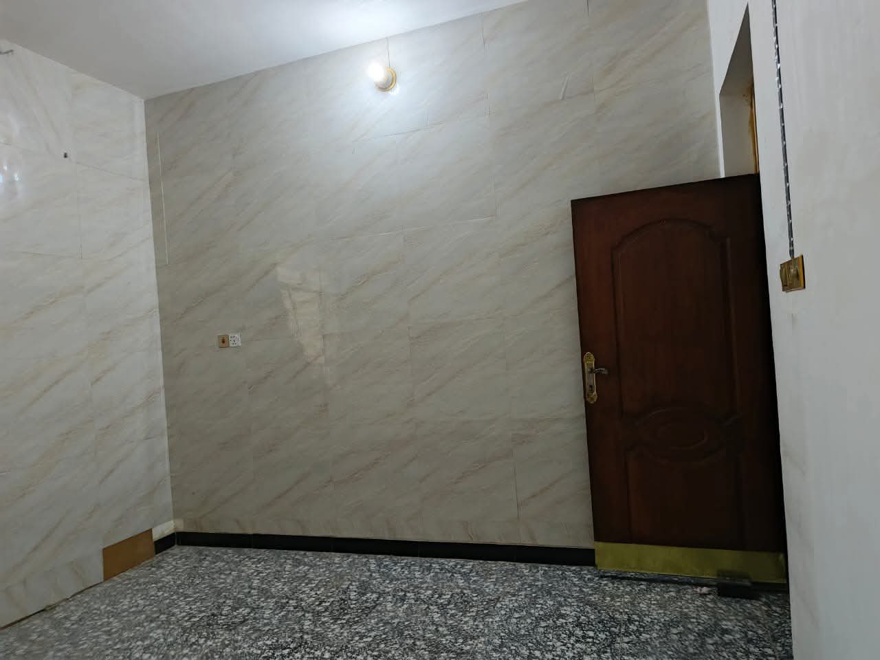 سلام عليكم اخوتي الاعزاء بيت للبيع بيت بحي الامين نزلت سيد حسين قريب ع شارع مساحتها 115نضيف جديد السعر 48وبي مجال الي يعجبة الاستفسار عن البيت يتصل بالارقام 
***********
***********
وبيكم خير وتدللون🖤
