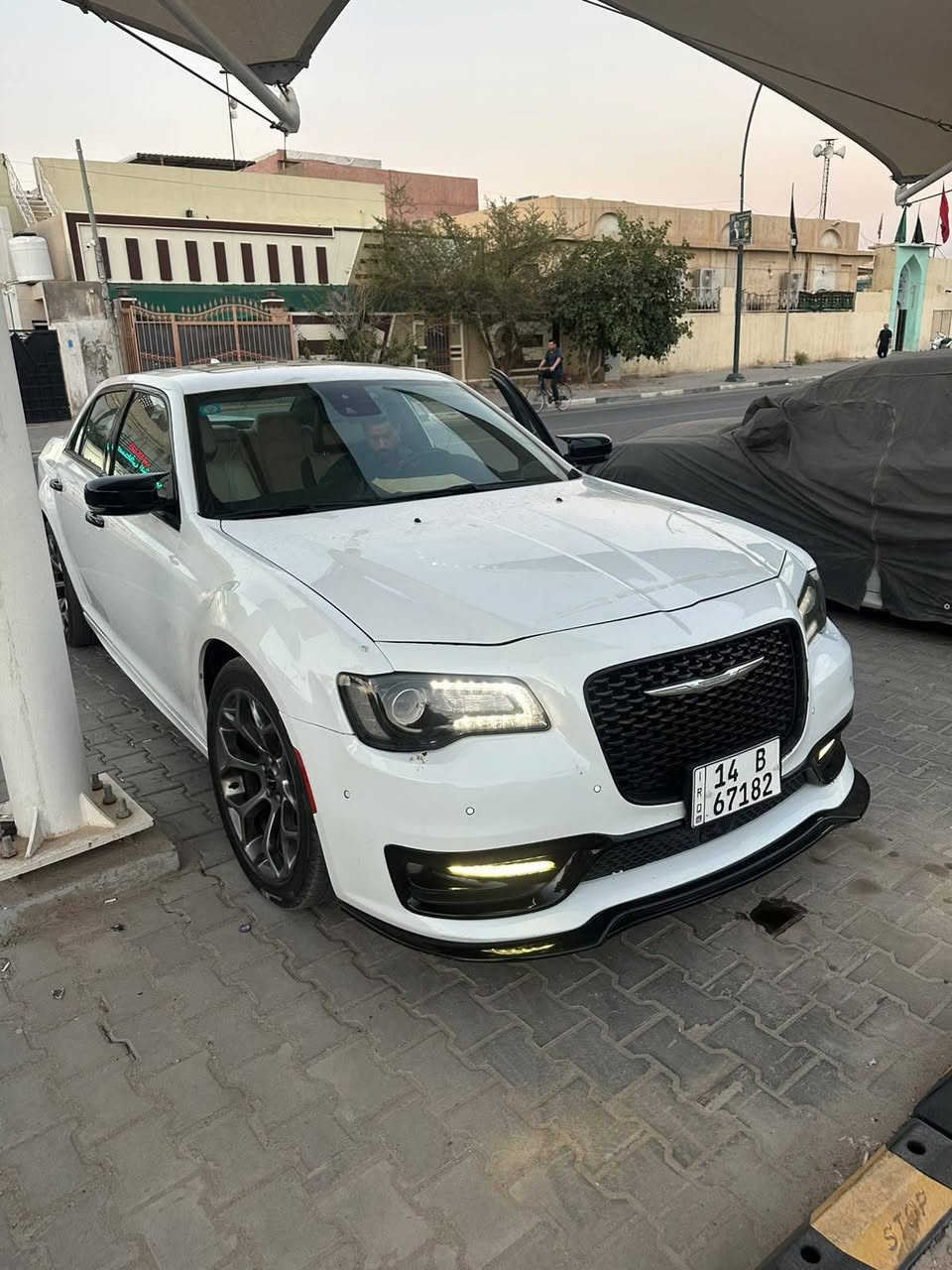 الموديل: 2018
▪️ الفئة: 300S
▪️ المحرك: 3.6 لتر V6 Pentastar
▪️ القوة: 300 حصان تقريباً
▪️ ناقل الحركة: أوتوماتيك 8 سرعات
▪️ نظام الدفع: خلفي (RWD) أو رباعي (AWD) حسب الفئة
▪️ عدد المقاعد: 5 ركاب
▪️ داخلية جلد رياضية فاخرة
▪️ شاشة Uconnect قياس 8.4 إنج
▪️ نظام ملاحة (حسب التجهيز)
▪️ كاميرا خلفية
▪️ حساسات أمامية وخلفية
▪️ تشغيل بصمة وستارت
▪️ دخول ذكي (Keyless Entry)
▪️ مثبت سرعة
▪️ مقاعد كهربائية
▪️ تدفئة وتبريد مقاعد (حسب الفئة)
▪️ فتحة سقف (حسب التجهيز)
▪️ جنوط رياضية قياس 20 إنج
▪️ إضاءة LED ونهارية مميزة
▪️ نظام صوت Beats Audio (حسب الفئة)
✨ سيارة أمريكية فخمة ورياضية تجمع بين القوة والراحة، مناسبة للاستخدام اليومي والسفر، مع شكل هيبة وثبات ممتاز على الطرق.
💰 السعر: 263 وبيها مجال 
📍مكان السيارة البصرة


**إذا كنت صاحب هذا الإعلان وتريد حذفه لأي سبب، رجاءا أرسل رسالة إلى الدعم الفني**