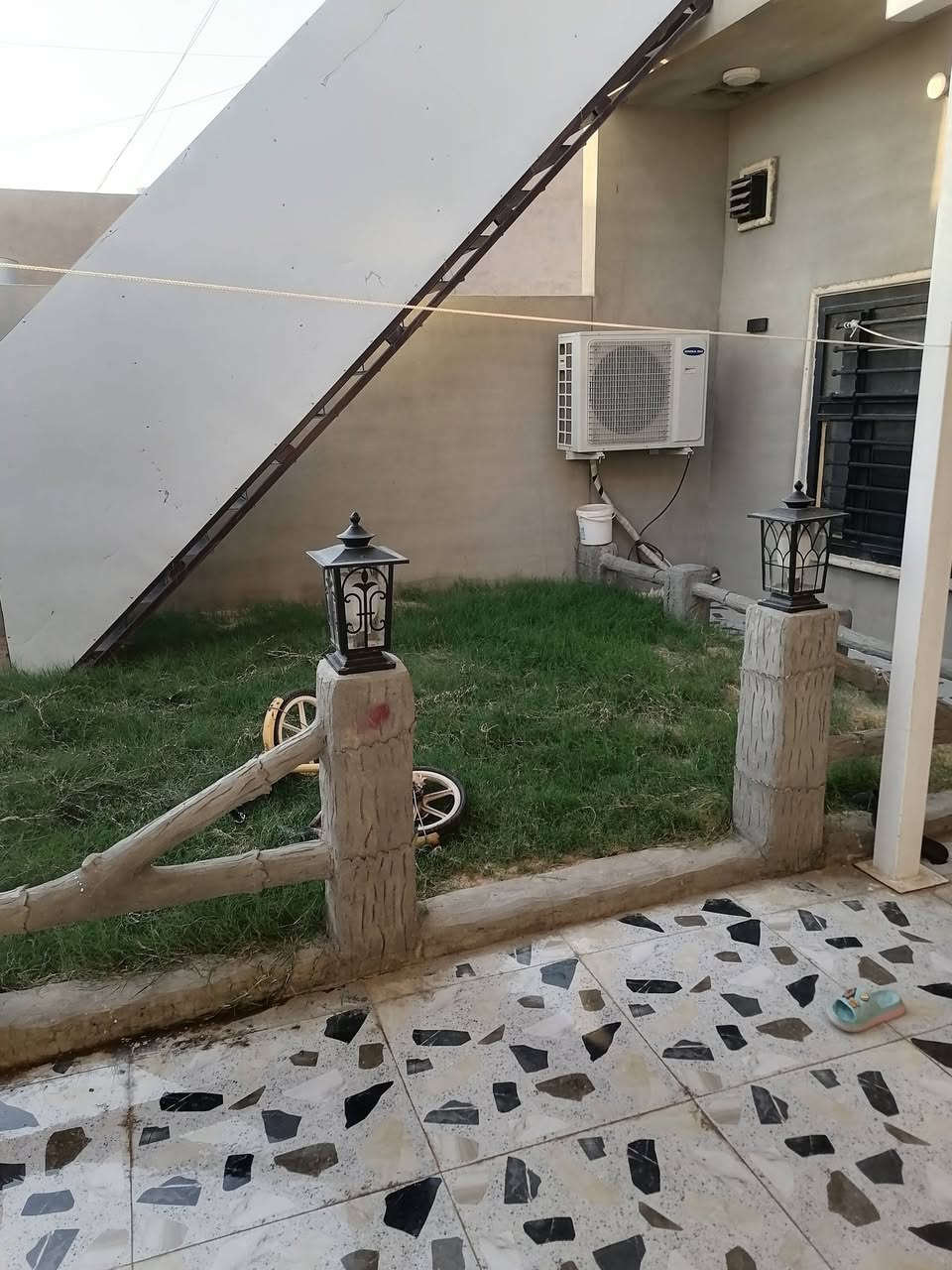 بيت للبيع مساحه 200 متر بناء حديث فول مواصفات دكتات تبريد مركزي طابقين
 الطابق الارضي استقبال ومطبخ وهول موزع وغرفتين نوم وصحيات
والطالبق الثاني هول وغرفتين نوم وصحيات درج داخلي ودرج خارجي مقابيله شارع عريض مقابيل المعهد التقني سعره 135
***********
