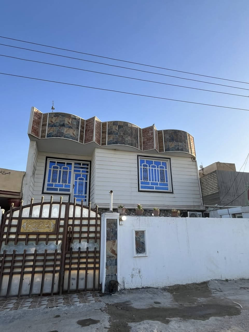 🚨 فرصة ذهبية – بيت للبيع 🚨
بيت للبيع بمساحة 200 متر في موقع مميز جداً وقريب من جميع الخدمات.

🏡 تفاصيل البيت:
🔹 الطابق الأرضي: مضيف، غرفتين نوم، مطبخ، حمام، هول.
🔹 الطابق الثاني: غرفتين نوم وهول كبير (بناء جديد).

🚗 كراج واسع وكبير للسيارة
✅ البيت مرتب وجاهز للسكن وما يحتاج أي تصليح.
📍 موقع مرغوب وهادئ جداً.

💰 السعر خاص.

📞 للتواصل ‭0771 767 5278
