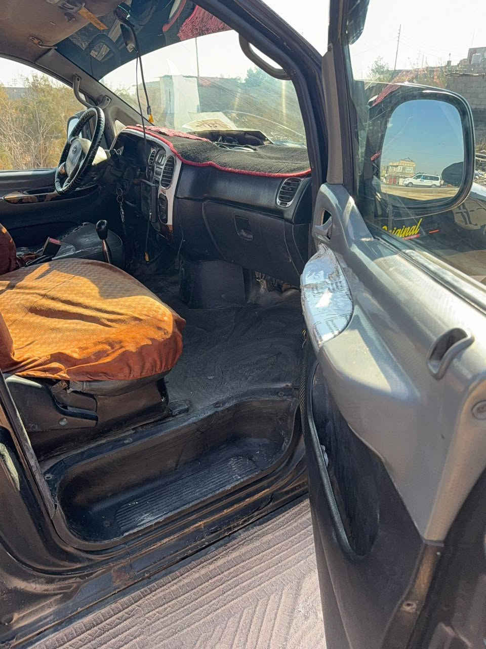 العنوان: هيونداي ستاريكس 2005 - نظيفة جداً للبيع
​التفاصيل:
​الموديل: 2005.
​اللون: أسود ملكي.
​المحرك: ديزل (تيربو) - بحالة ممتازة.
​ناقل الحركة: عادي (كير عادي).
​الرقم: بصرة (ألماني ورقي).
​الداخلية: كراسي جلد الشركة (الأمامي فقط).
​حالة البدن: توجد ضربة خلفية خفيفة.
​الأوراق: السعر يشمل المداورة (التحويل باسم المشتري) مع تصفير كامل للغرامات والضريبة.
​السعر: 60 ورقة (6,000 دولار) وبيه مجال بسيط للشراي.
​للتواصل والاستفسار: [***********]
