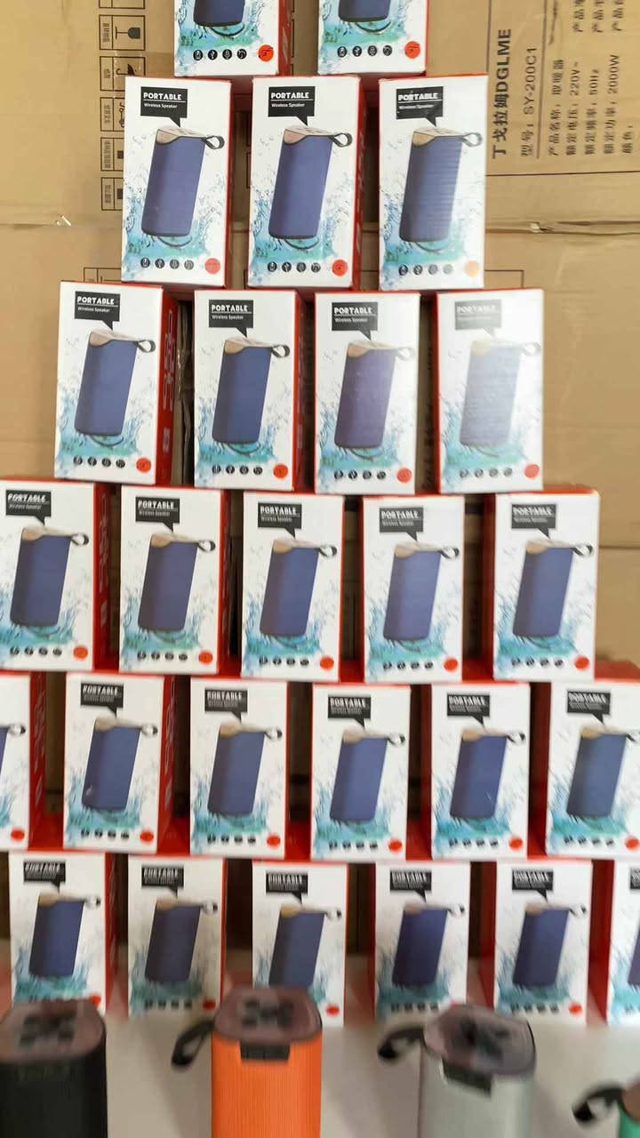 سبيكر بلوتوث محمول Extra Bass موديل Z-3282 (GT-111)
يوجد توصيل لجميع المحافظات 🇮🇶 
سعره 10 الاف 

سبيكر بلوتوث محمول بتصميم عملي مع ميزة Extra Bass، مناسب للاستخدام اليومي والاستماع من عدة مصادر تشغيل.

• يدعم الاتصال عبر البلوتوث حتى مسافة 10 متر

• يعمل عبر USB / كرت TF / راديو FM / مدخل Line in

• إمكانية الرد على المكالمات والتحكم بالموسيقى مباشرة من الأزرار

• يدعم خاصية TWS للربط بين سماعتين

• بطارية بسعة 1200mA للاستخدام من 2 إلى 4 ساعات

• قدرة إخراج 4Ω 5W ×2

• الموديل: Z-3282
• رقم المنتج: GT-111
• نوع الاتصال: Wireless (بلوتوث)
• مسافة الإرسال: 10 متر
• قدرة الإخراج: 4Ω 5W ×2
• وقت التشغيل: 2–4 ساعات
• وقت الشحن: 2–4 ساعات
• نسبة الإشارة إلى الضوضاء: ≥85dB
• نسبة التشويه: ≤0.5%
• سعة البطارية: 1200mA
• يدعم: Bluetooth / USB / TF Card / FM Radio / Line in / TWS بغداد, العراق


**إذا كنت صاحب هذا الإعلان وتريد حذفه لأي سبب، رجاءا أرسل رسالة إلى الدعم الفني**