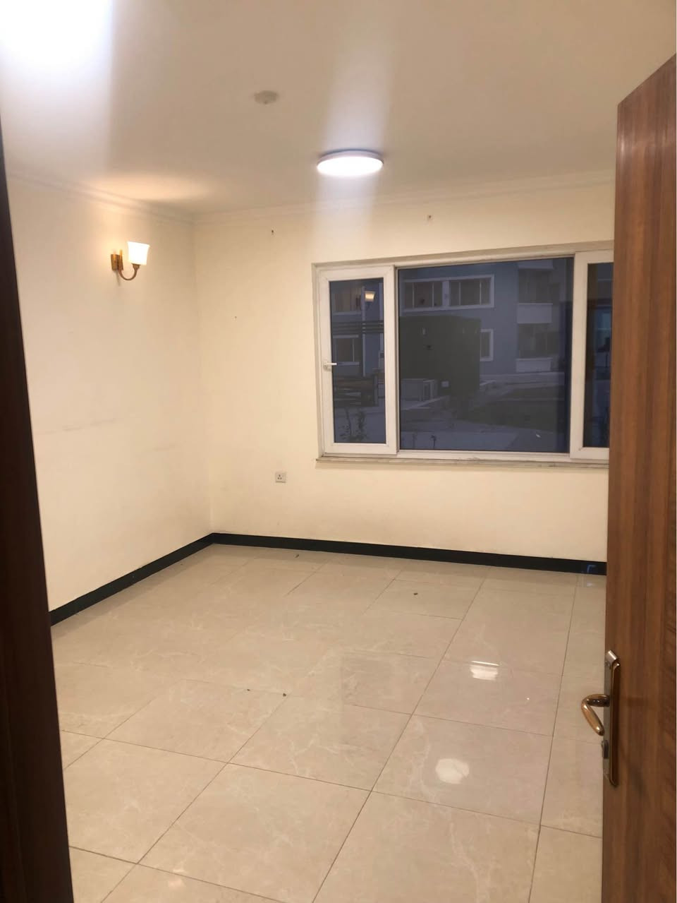 شقة في مجمع ابن فرناس السكني التاجيات قرب المرور
طابق ارضي
مساحة ١٤٢ م
غرفتين نوم كبار، مطبخ،استقبال، غرفة معيشة، حمام عدد ٢، مخزن
مطبخ موثث شركة القند يحتوي طباخ وفرن وغسالة ملابس
سبالت عدد ٢
سعر الايجار قفل ٦٠٠ الف + خدمات ٧٠ الف
للاستفسار *********** الفارس, صلاح الدين
