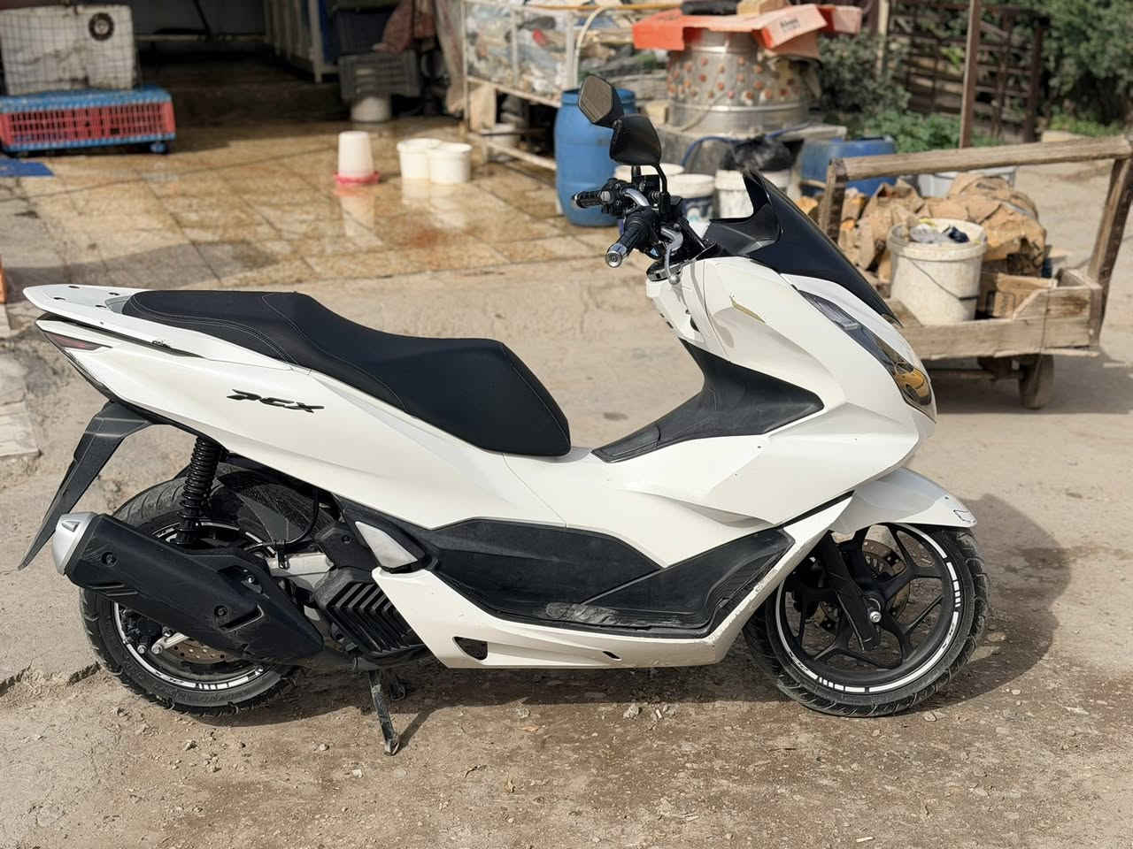 السلام عليكم
Pcx جيل الرابع 
ياباني-ياباني  
ماشيه ١٧ ألف 
دراجه نظيفه 
بس بيها كفرات شوي ضرر موضحها بلصور 
سعر الدراجه 
25$ وبيها مجال بسيط 
*********** 
رقم الهاتف ☝️
عنوان -بغداد -البياع -شهداء البياع
