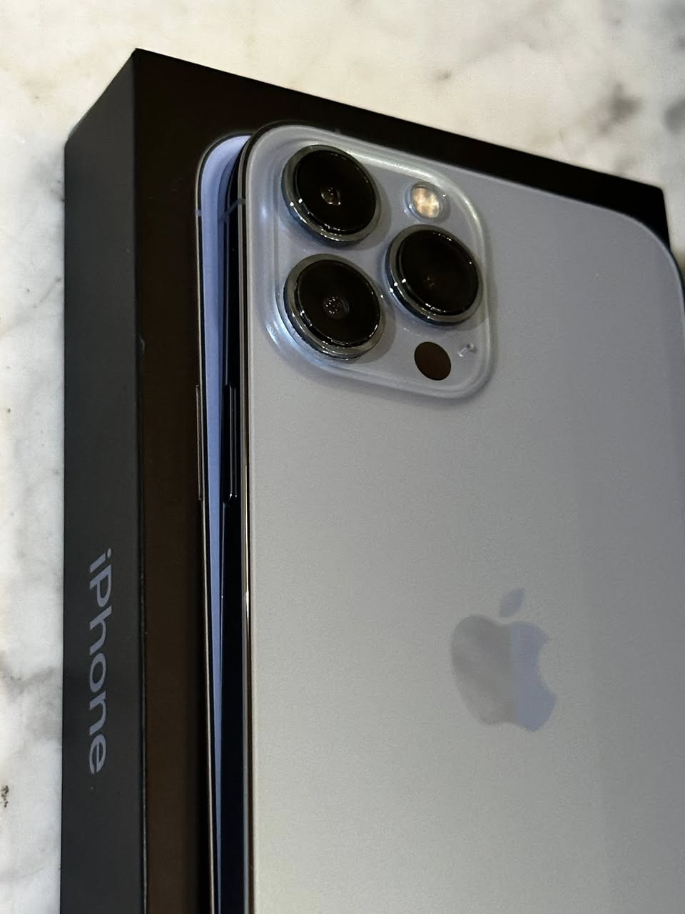 13 Pro Max 256G
لون بحري 
شرق اوسط ماستر
ذاكرة 256G 
الجهاز مكفول ما مفتوح ولا مصلح 
نظافتة 1000‎%‎ شخط واحد مبي 
بطارية 78‎%‎ بلادية (الصرف جداً جداً طبيعي وع الفحص) 
ملحقات كاملة كارتون وكيبل 

645 الف بي مجال بسيط 
***********
