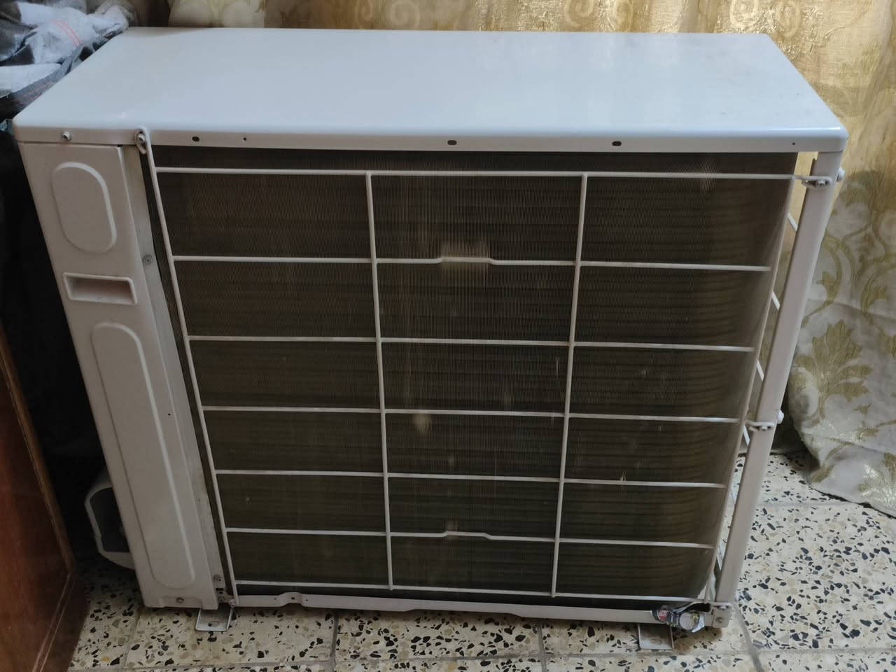 ***********
سبلت هايسنس كنتوري 3 طن  ،  نظيف جدا جديد مشتغل موسم واحد  ، تدفئة + تبريد + تنقية هواء  + سحب رطوبة   ،  ليس انفيرتر  ،  تبريدة ثلج قوي ع الضمان والفحص  ،  الريمونت و البواري   ، السعر 900 الف 
 العنوان بغداد _ ابو غريب _ الحصوة
