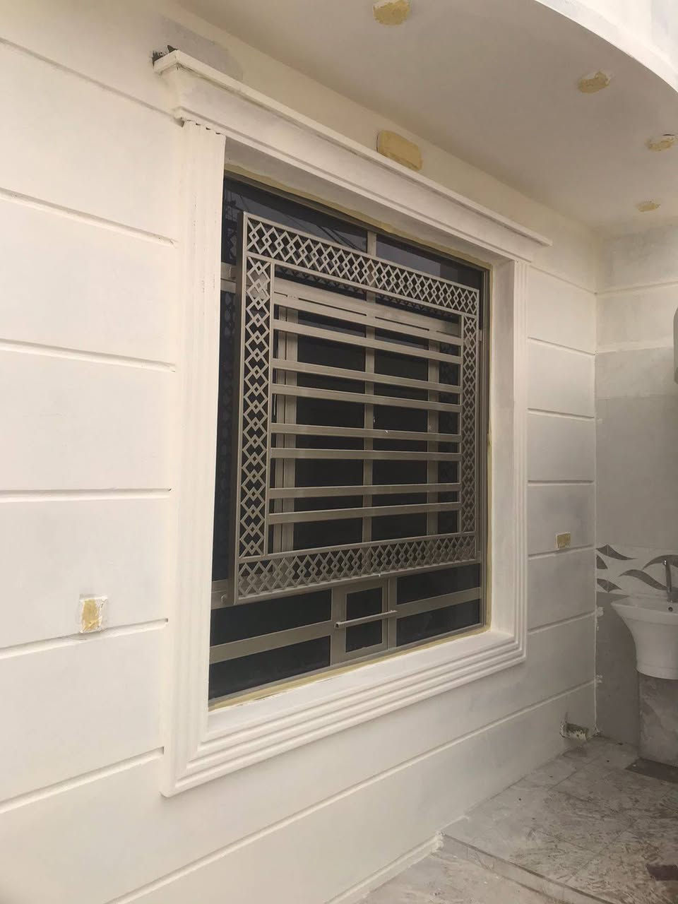 السلام عليكم متوفر صباغ بيوت وشبابيك وفوم الي يحب تفاصيل اكثر هذا رقمه +964 770 793 6227
