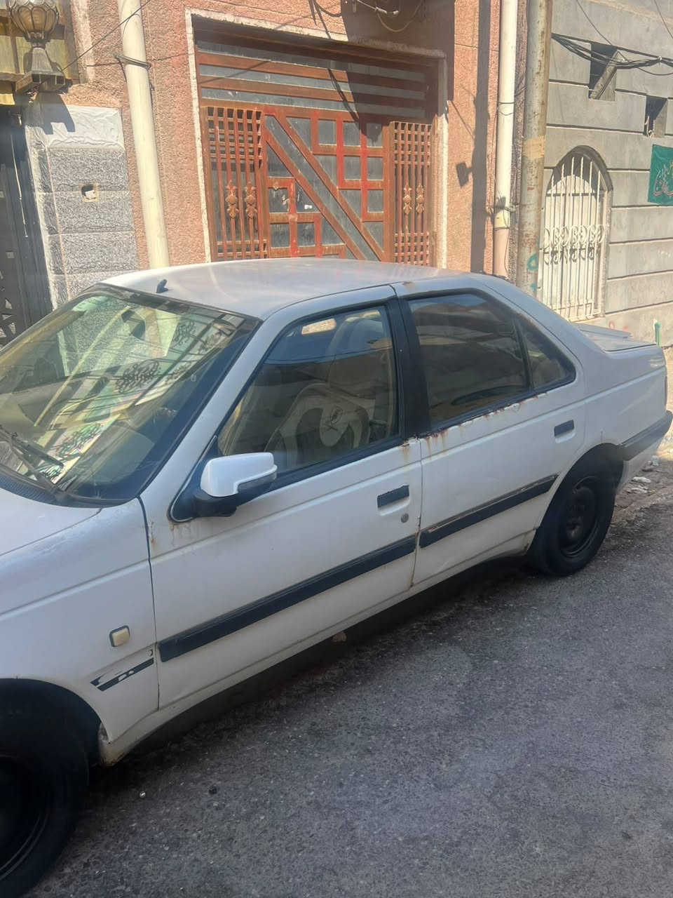 بيجو 405 موديل 2014
سنوية النهاية 2027 تنتهي بأسمي 
المسجل شاشة 
تبريد خير من الله 
بطارية جديدة ، حدادية جديدة من الطول لطول ماصالها 3 اشهر من شادها تايرات جدد سيارة من الدوام للبيت ما متعوبه سيارة حلوه مال جناي 
كاور جديد شادلها خياسات بسيطه بيها 
سعرها 37 وبيها مجال بسيط 
العنوان البصرة / رقم الهاتف *********** البصرة, العراق
