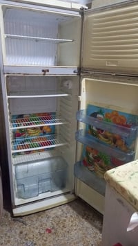 ثلاجه للبيع لفريز شغال بس جوه  لا سعره 95 وبي مجال للستفسار ‏‪07732408...