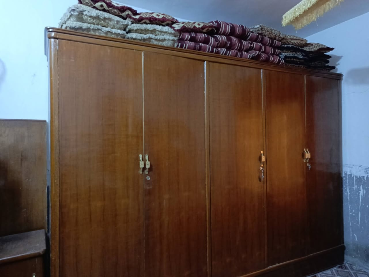 السلام عليكم  العزاز عندي هاي الغرفه للبيع  متكونه من  ميز تواليت وكنتور 5بيبان وجربايه وميوزه ثنين زغار وزاويه مال ملابس   جديده ونضيفه    الله شاهد.......... ومسويها تسكام  ... عارضها ب525 وبيها مجال  ... مكاني نجف قضاء المشخاب  رقمي.... ***********....  واتساب او اتصال  واني خادم....   السوك كلشي بي  💖 تحياتي لجميع
