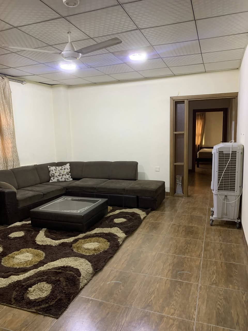 شقه للايجار هولير نوي اربيل الجديده غرفتين وصاله مؤثث ب275دولار قفل للعوائل فقط عقد سنوي
***********
