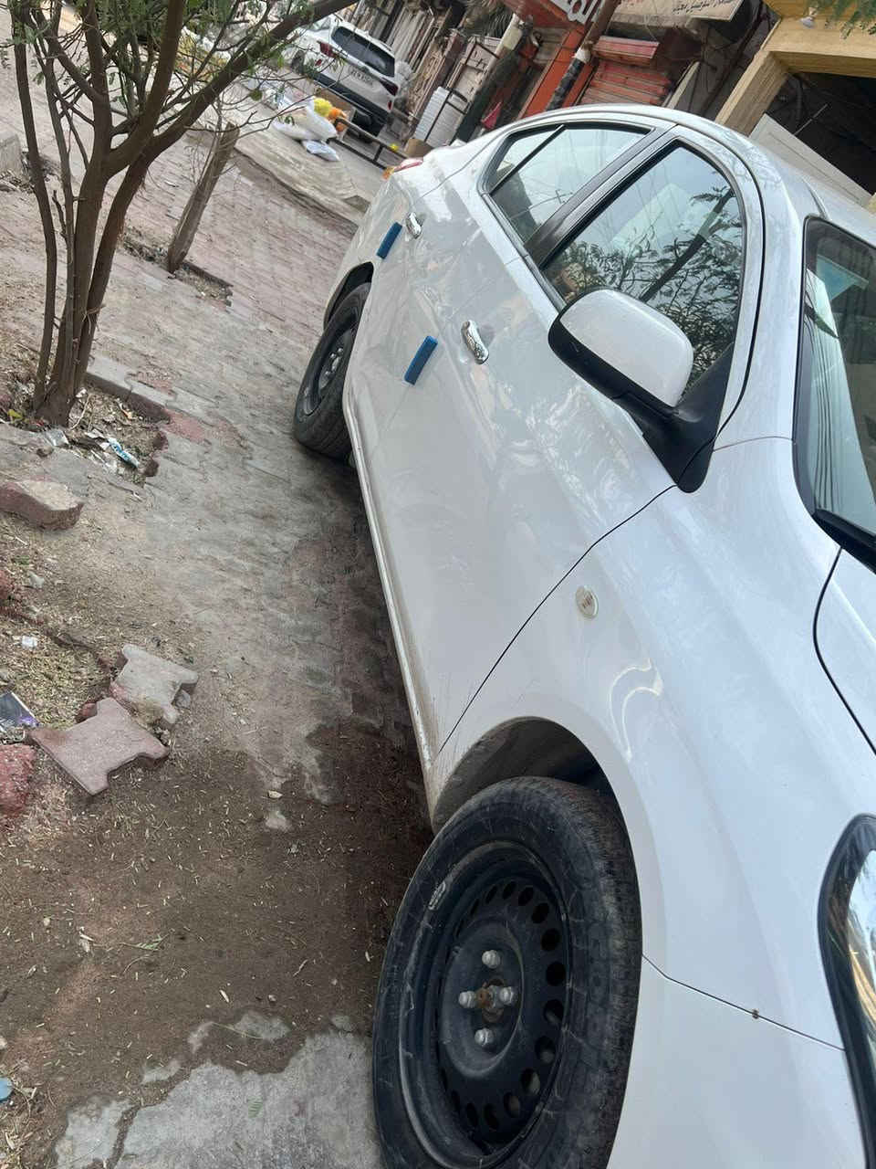 نيسان سني 22 هندي ام البليته الزركه ماشيه 46 جديده استخدام شخصي بيت دوام بيها دعمه باب ومدكر الخلفي صفحه عكس السايق على وضعها ما امصلح وشخط اباب السايق خفيف موضح بلصوره الدعمه والشخط والباقي كفاله على وضع الشركه برغي مامفتوح بيها سعر 117بيها مجال قليل حك الجيه العنوان البصره الجنينه قرب السوق رقم التواصل ***********
