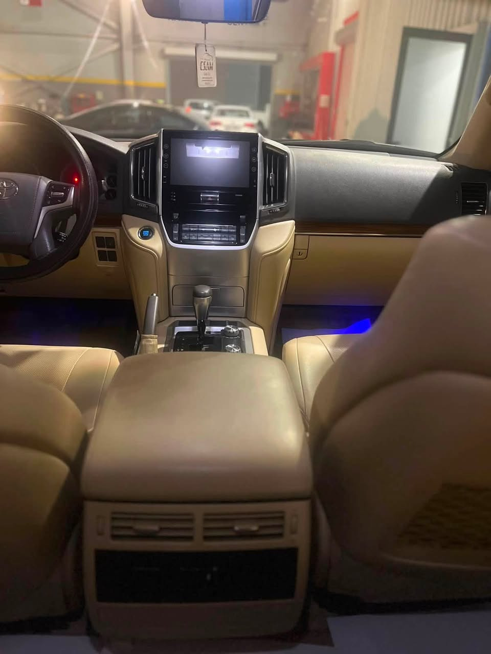 لاندكروزر VXR
مديل ٢٠١٧
سيارة ١٥٠ الف 
مواصفات فول 
سنوية جديد مرقم 
ثمانيه سلندر محرك لكزز
السعر مناسب 
*********** 
***********

