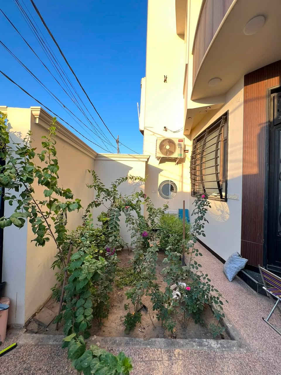 🏠دار للبيــــــــــع 
فـٓــــي حـــــــي الجامعــــــة علــــــــىٰ ساحــــــــة 
__________________
المساحـــــــة // 150م #طابـــو #مــــلك #صــــرف
الواجهـــــــــــة // 7.5م
النـــــــــــــــــزال // 20م
__________________
🧱🏗️ #الطابــــــــــــــق #الأرضـــــــــــــي
غرفـــــــــــة وصالــــــــــة وهـــــــــــول ومطبـــــــخ ومجمــــــــع صحيـــــــــات ومنـــــــــاور وكـــــــــراج ...
🧱🏗️ #الطابــــــــــــــق #الثانــــــــــــــــي 
غرفتيـــــــــن وهـــــــــــول ومجمـــــــــــع صحيـــــــــــات ...

___________________💲
للأستفســـــــار عــــــن السعــــــــر يرجـــــــىٰ تـــــــرگ تعليـــــق (السعـــــــــر) #وسيتــــــم #الـــــرد #خــــاص
__________________💲

#مكتـــــــــب
         🧱🏗️أمــــــــلاك بابــــــــل للعقـــــــار🧱🏗️
#الكائـــــــــن
  شارع_الكرامة_قرب_الضريبة_مقابل_التخطيط_العمراني
        ***********📞☎️📞***********
____________________________________________

