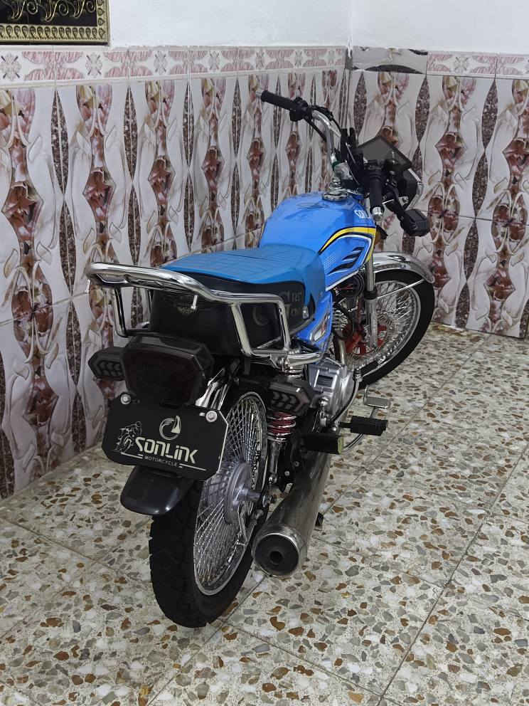 سلام عليكم 
دراجه سولنك خمسه كير حجم المكينه 125 موديل 25 دراجه فول عله وضع الشركه اوراق سكنر مكان كربلاء الطاقه رقم ((***********)) سعر 725 وبيها مجال كربلاء, العراق
