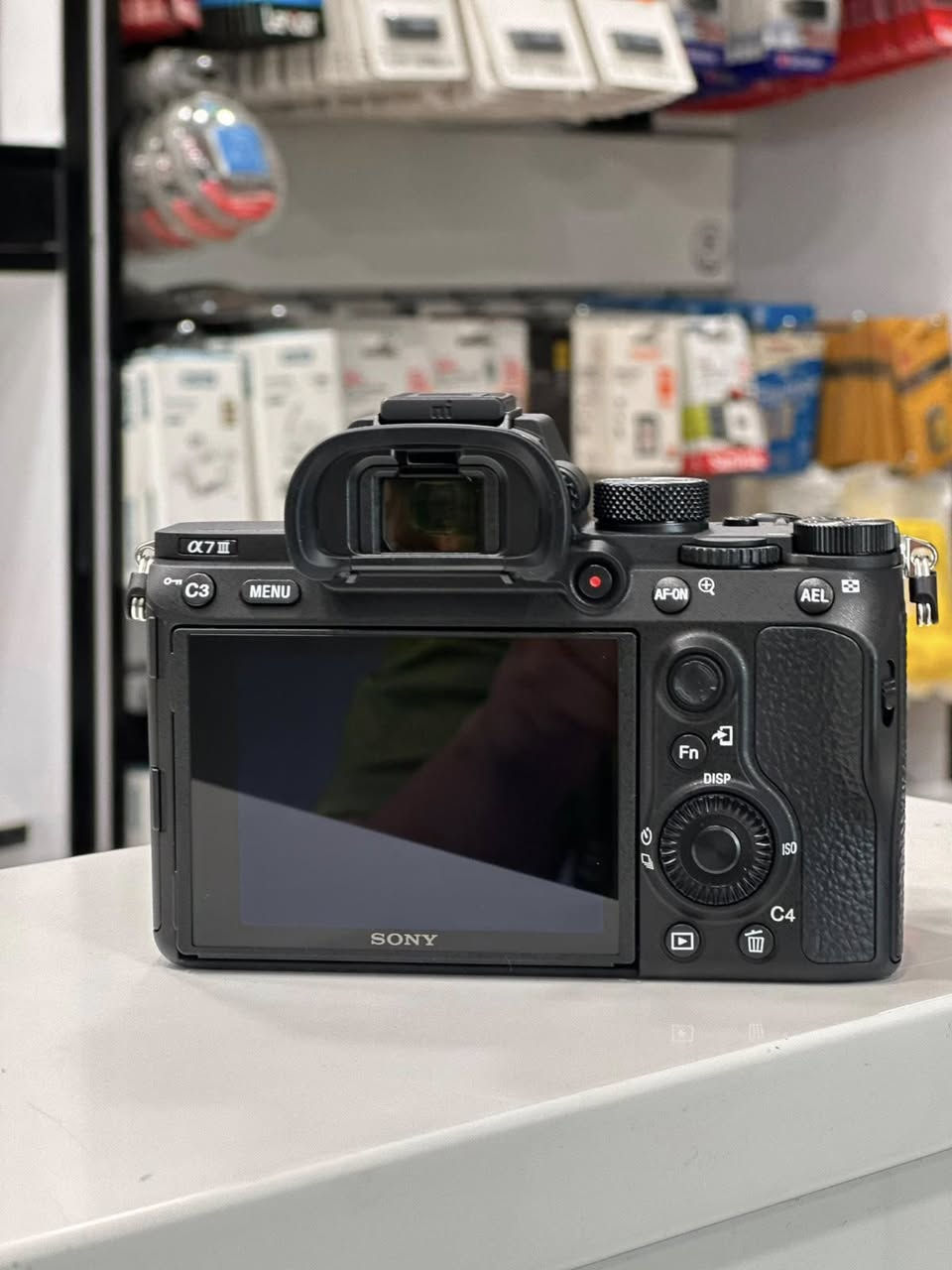📸 Sony A7 III
واحدة من أشهر كامرات الـ Full Frame للمصورين وصناع المحتوى.
أداء احترافي وجودة صور استثنائية تجعلها خيارًا موثوقًا للمحترفين والهواة.

📍 باب الشرقي – مقابل حديقة الأمة
 للتواصل :***********
